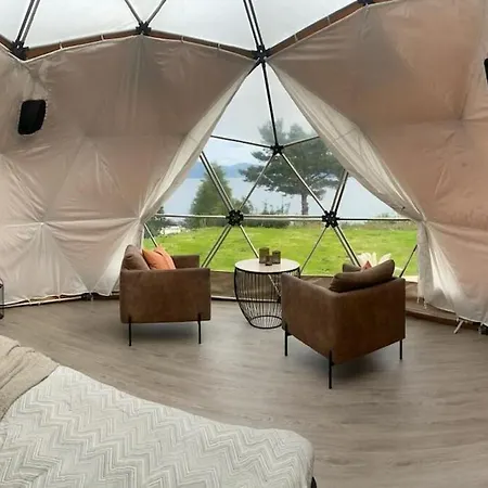 Semesterbostad Idyllic Accommodation In Dome Near Sandy Beach